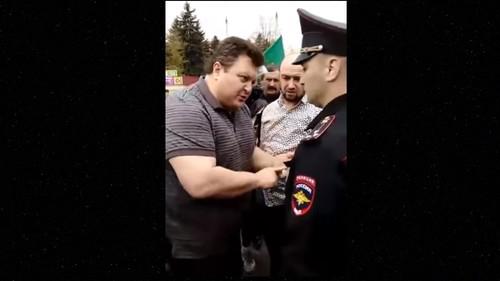Скриншот видео спора активистов с силовиками в Нальчике в День черкесского флага 25 апреля 2019 года, https://www.youtube.com/watch?v=S1XrPZXijI4&t=199s