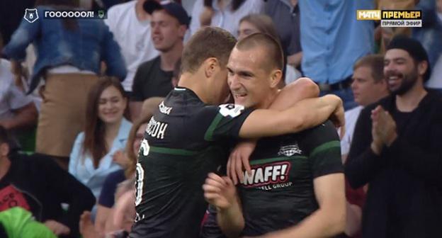 Футболисты "Краснодара" в матче с ЦСКА. 28 апреля 2019 года. Скриншот с видеотрансляции МатчПремьер  https://news.sportbox.ru/Vidy_sporta/Futbol/Russia/premier_league/spbvideo_NI1013158_clip_Krasnodar___CSKA_10_Daniil_Utkin_/video_lite?ref=_yandex_