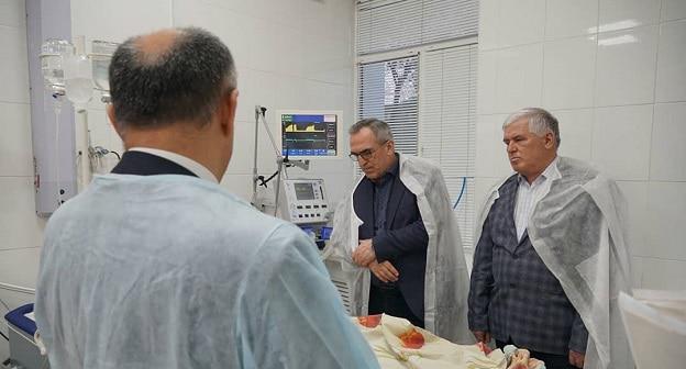 Министр здравоохранения Дагестана посещает пациента Республиканской клинической больницы. Фото: пресс-служба Минздрава РД https://www.instagram.com/p/BwyxrJnFBUD/