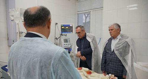 Министр здравоохранения Дагестана посещает пациента Республиканской клинической больницы. Фото: пресс-служба Минздрава РД https://www.instagram.com/p/BwyxrJnFBUD/