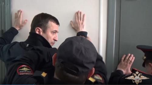 Задержанного Османа Хасбулатова осматривают перед заключением в камеру. Фото: кадр  видео пресс-службы  МВД. https://мвд.рф