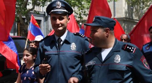 Сотрудники полиции на первомайской акции в Ереване. Фото Тиграна Петросяна для "Кавказского узла".