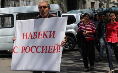 Участник шествия в Ереване. Фото Тиграна Петросяна для "Кавказского узла".