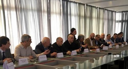 Представители абхазской оппозиции дают пресс-конференцию в Сухуме. 2 мая 2019 года. Фото Дмитрия Статейнова для "Кавказского узла".