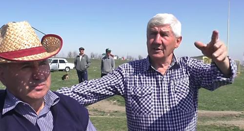 Жители Лескенского района выступают против животноводческой фермы. Фото кадр видео "Кавказского узла" https://www.youtube.com/watch?v=b73Bt0XGQLk


