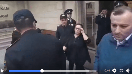 Журналистка Шафаг Агабалаева выходит из здания суда 3 мая 2019 года. Скриншот видео https://www.facebook.com/shefeq.agacan/posts/1038020389919082