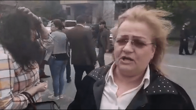 Сторонница журналистки Шафаг Агабалаевой у здания суда 3 мая 2019 года. Скриншот видео https://www.facebook.com/shefeq.agacan/posts/1038020389919082