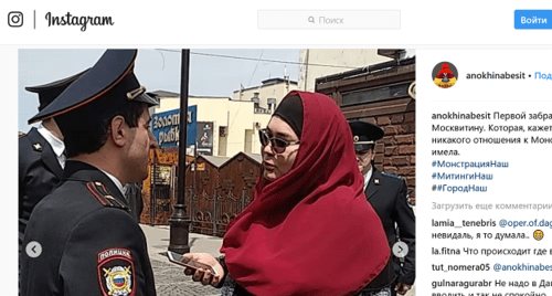 Ольга Москвитина разговаривает с полицейскими в Махачкале 1 мая. Скриншот публикации в Instagram Светланы Анохиной.
