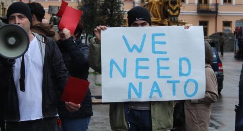 Участники акции требуют вступления Грузии в НАТО. Фото: Инна Кукуджанова для "Кавказского узла".