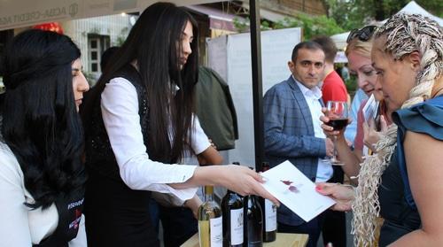 Дегустация вин на фестивале "Винные дни" в Ереване. Фото Тиграна Петросяна для "Кавказского узла".
