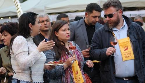 Гости фестиваля "Винные дни" в Ереване дегустируют винную продукцию. Фото Тиграна Петросяна для "Кавказского узла".