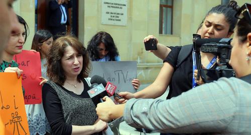 Журналисты на акции протеста  перед управлением Генпрокуратуры Азербайджана 3 мая 2019 года. Фото Азиза Каримова для "Кавказского узла"