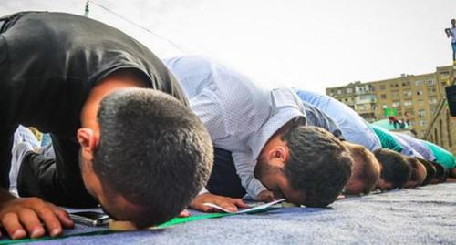 Верующие во время молитвы. Фото Азиза Каримова для "Кавказского узла"