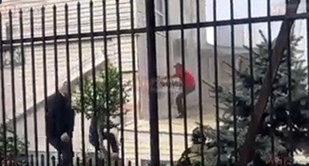 Спасение девушки во время пожара в Сочи. Фото: кадр видео СОЧИ 24 "Спасение девушки" https://www.youtube.com/watch?v=QpDMZrqN4F8
