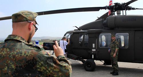 Немецкий солдат фотографируется у американского вертолета в Грузии. Фото Инны Кукуджановой для "Кавказского узла"
