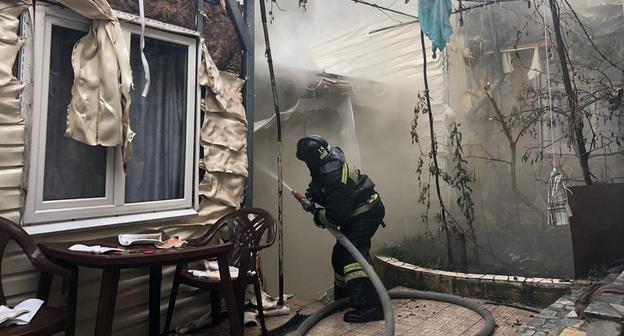 Ликвидация пожара. Фото: пресс-служба ГУ МЧС России по Краснодарскому краю
