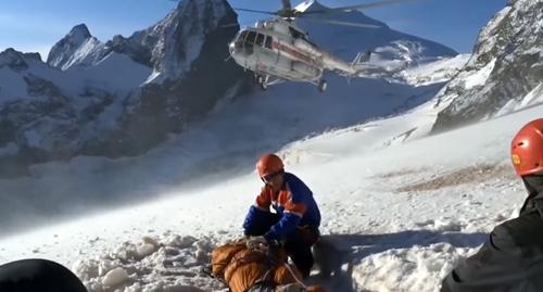 Спасатели эвакуируют альпиниста с гор Карачаево-Черкесии. Фото кадр видео 
Архыз 24 https://www.youtube.com/watch?v=CrvZXDEUG3o