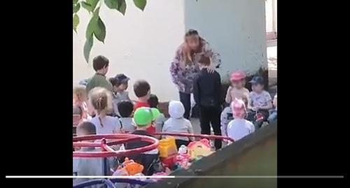 Скриншот видеозаписи с унижением ребенка в детсаду Краснодара. Видео опубликовано 1 мая в Twitter BAZA https://twitter.com/bazabazon/status/1123566258962796544
