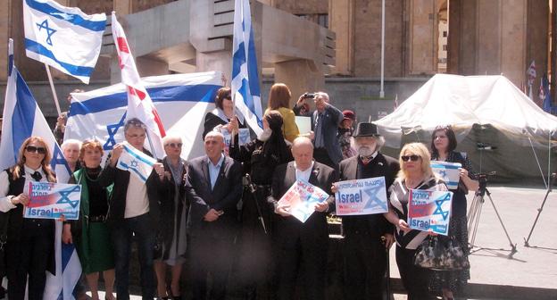 Акция поддержки Израиля перед зданием парламента в Тбилиси. Фото Беслана Кмузова для "Кавказского узла".