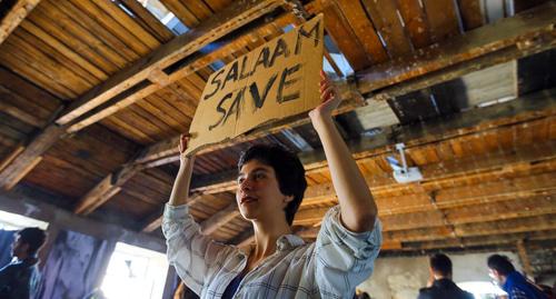 Активист держит в руках слоган Salam Save. Фото Азиза Каримова для "Кавказского узла"