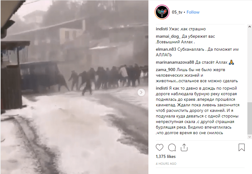 Жители селения Нижнее Ихно вытаскивают микроавтобус, который сносит сель. Скриншот видео 9 мая 2019 года. https://www.instagram.com/p/BxP3Q83hTJK/?utm_source=ig_embed