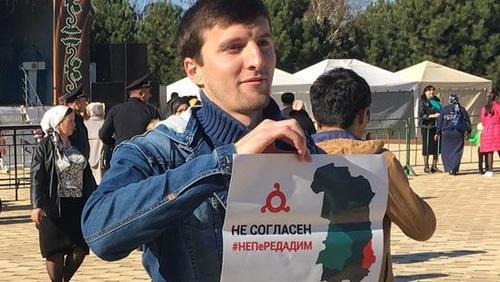 Исмаил Нальгиев на акции в Назрани. 4 ноября 2018 года. Фото Магомеда Муцольгова для "Кавказского узла"