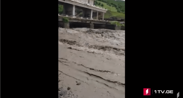 Паводок на реке Алазани в Ахметском районе Грузии. 10 мая 2019 года. Скриншот видео. https://youtu.be/kmfhxb-c1n8