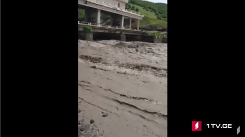 Паводок на реке Алазани в Ахметском районе Грузии. 10 мая 2019 года. Скриншот видео. https://youtu.be/kmfhxb-c1n8