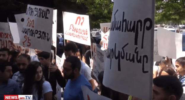 Акция протеста у здания правительства Армении 10 мая 2019 года. Скриншот видео. https://youtu.be/8XtYwOyw3KU