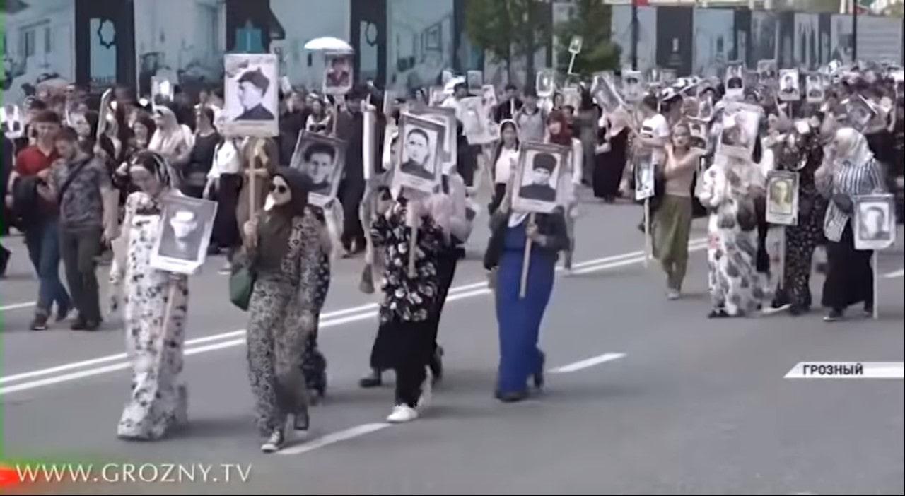 Участники шествия «Бессмертный полк» в Грозном 9  мая 2019 года. Кадр сюжета телеканала «Грозный» https://www.youtube.com/watch?v=3pjVOi_3Bjo