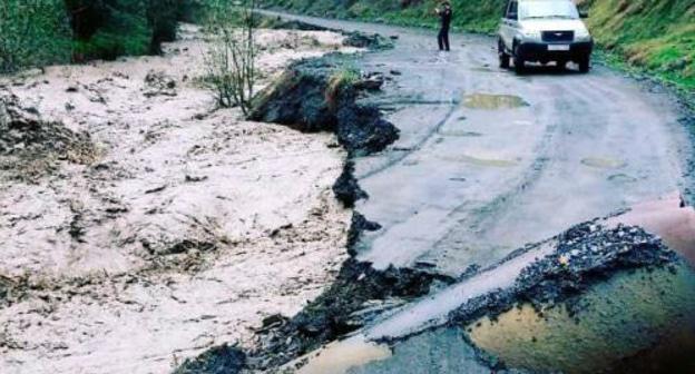 Паводковые воды подтопили мосты, дороги в Цунтинском районе. Фото пресс-службы администрации Цунтинского района. http://cunta.ru/content/pavodkovye-vody-podtopili-mosty-dorogi-v-cuntinskom-rayone-0