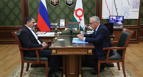 Курейш Агасиев (справа) на встрече с главой Ингушетии Юнус-Беком Евкуровым. Фото: Пресс-служба РИ