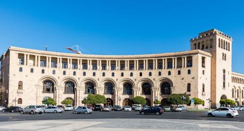 Площадь Республики перед зданием Правительства Армении. Фото: Diego Delso, https://commons.wikimedia.org/w/index.php?curid=52486635