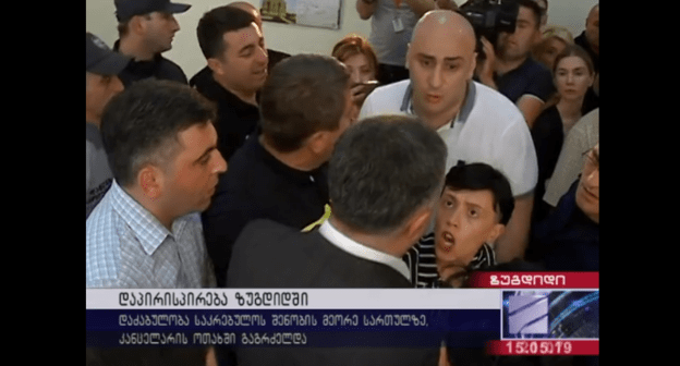 Конфликт после акции протеста у здания зугдидского сакребуло 15 мая 2019 года. Скриншот видео. http://rustavi2.ge/en/news/133425