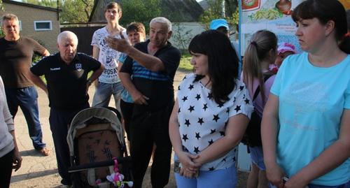 Участники схода в Красном Сулине. Фото Вячеслава Прудникова для "Кавказского узла".