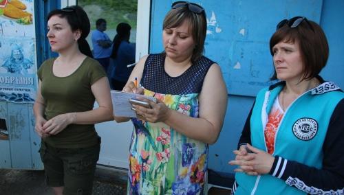 Участники схода подписывают петицию. Фото Вячеслава Прудникова для "Кавказского узла".