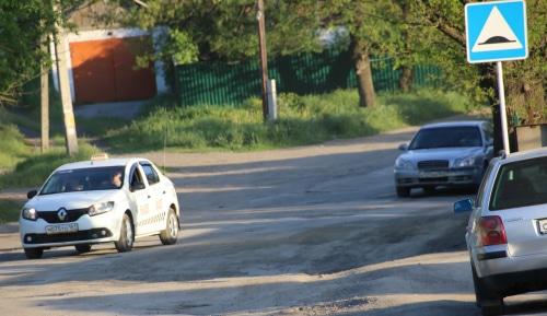 Машины на разбитой дороге в Красном Сулине. Фото Вячеслава Прудникова для "Кавказского узла".