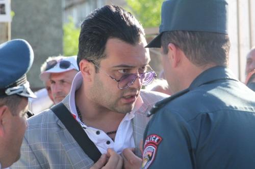 Противник Кочаряна спорит с полицейским. Фото Тиграна Петросяна для "Кавказского узла",