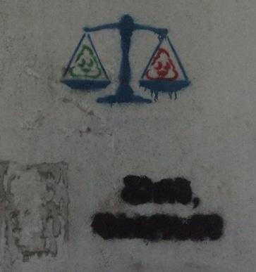 Авторы граффити считают, что шансы на победу Сандры Рулофс и Георгия Шенгелии равны. Фото Беслана Кмузова для "Кавказского узла".