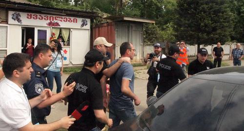 Участник конфликта на избирательном участке в Зугдиди в сопровождении полиции. Фото Беслана Кмузова для "Кавказского узла".