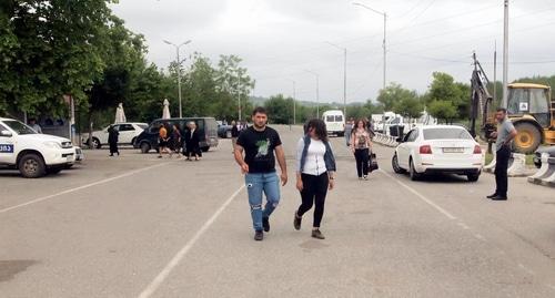 Пара из Абхазии направляется через границу в Зугдиди, целью визита они назвали лечение. 19 мая 2019 года. Фото Беслана Кмузова для "Кавказского узла".