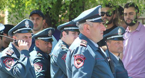 Сотрудники полиции возле здания суда. Ереван. Фото Тиграна Петросяна для "Кавказского узла"