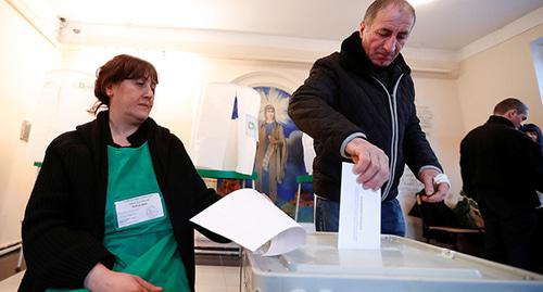 На избирательном участке в Тбилиси. Фото: REUTERS/David Mdzinarishvili