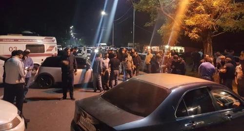 Оппозиция перекрыла трассу в районе поста полиции в поселке Бзыбта в ночь на 21 мая. Фото Дэвида Гобечии.