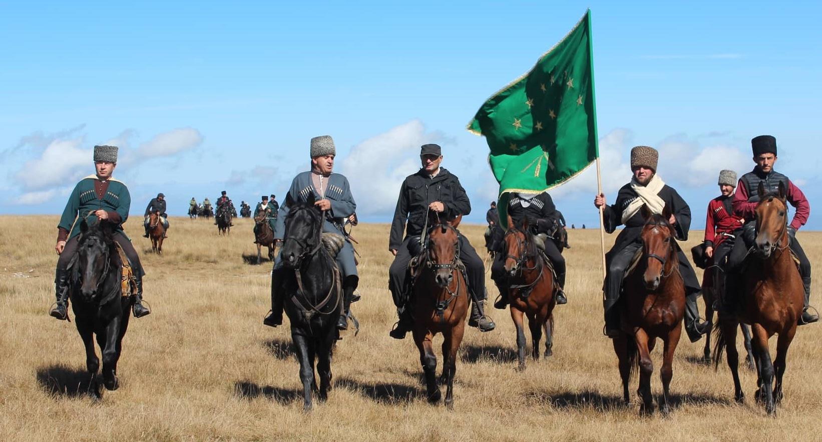 Участники конного перехода с черкесским флагом, октябрь 2018 года. Автор фото: Валерий Сокуров