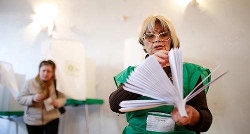 На избирательном участке. Грузия. Фото: REUTERS/David Mdzinarishvili