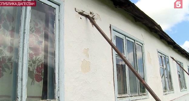 Подпорки стены школы в Дагестане. Фото: кадр видео "Пятого канала" www.globallookpress.com, https://www.5-tv.ru/news/251413/skola-vdagestane-vluboj-moment-mozet-ujti-pod-zemlu-reportaz/?utm_source=yxnews&utm_medium=desktop