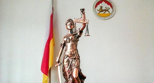 Статуя богини правосудия в здании Верховного суда Южной Осетии. Фото: Пресс-служба Верховного суда Южной Осетии