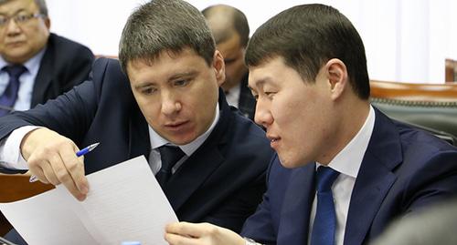 Окон Нохашкиев (справа). Фото: Пресс-служба администрации города Элисты http://gorod-elista.ru