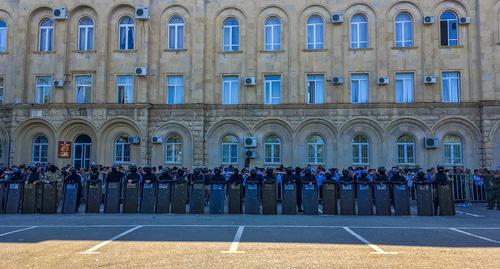 Силовики у здания парламента Абхазии. Фото Дмитрия Статейнова для "Кавказского узла"